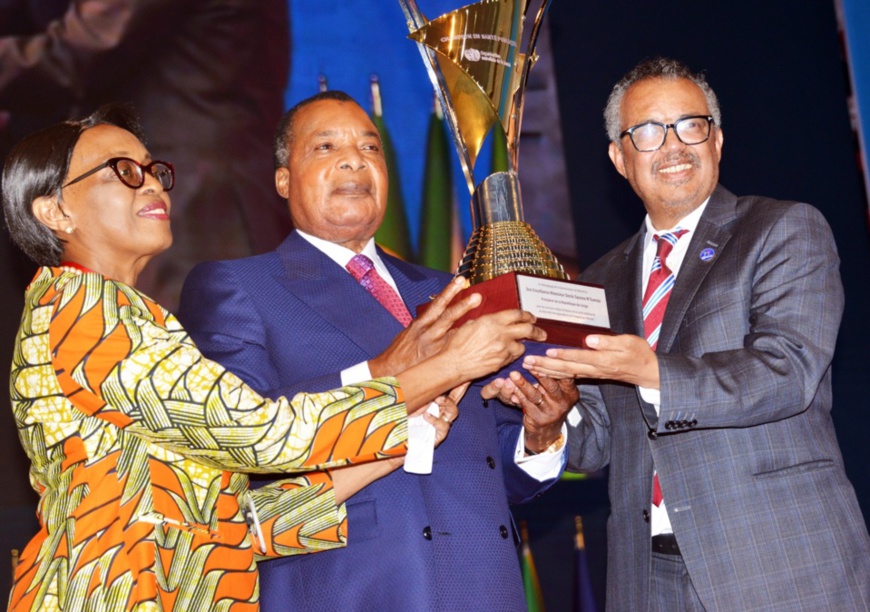 Denis Sassou N'Guesso recevant son prix Denis Sassou N'Guesso recevant son prix