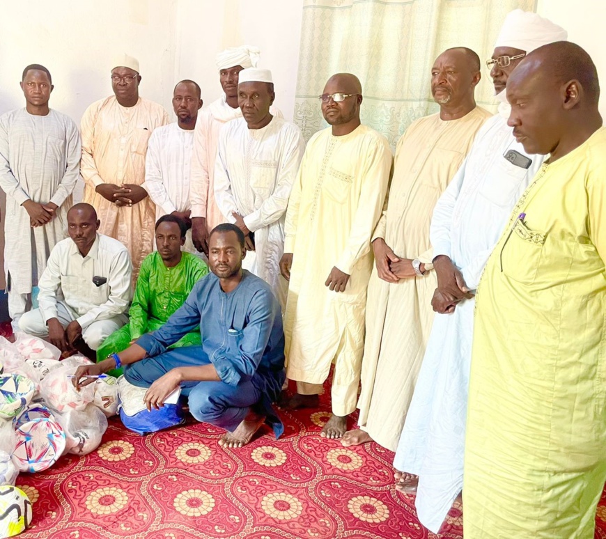 Tchad : Don de Ballons à la Jeunesse d'Assounga par un cadre de la province du Ouaddaï Tchad : Don de Ballons à la Jeunesse d'Assounga par un cadre de la province du Ouaddaï