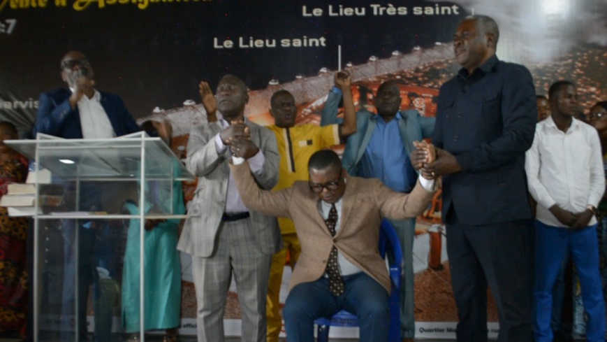 Brice Dimitri Bayendissa recevant les bénédictions des Pasteurs Brice Dimitri Bayendissa recevant les bénédictions des Pasteurs