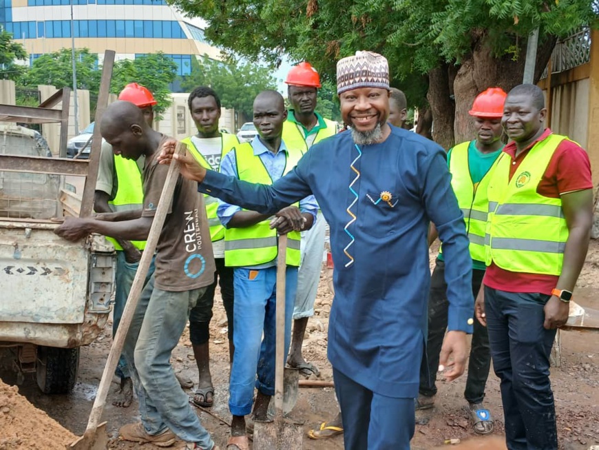 Tchad : Al-Rissala colmate les nids-de-poule à N'Djamena pour éviter les accidents Tchad : Al-Rissala colmate les nids-de-poule à N'Djamena pour éviter les accidents