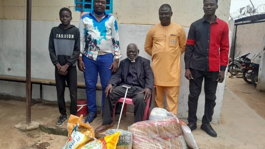 Tchad : Don de l'Artiste Mbainaidara Thierry aux Détenus de la Maison d'Arrêt d'Abéché Tchad : Don de l'Artiste Mbainaidara Thierry aux Détenus de la Maison d'Arrêt d'Abéché