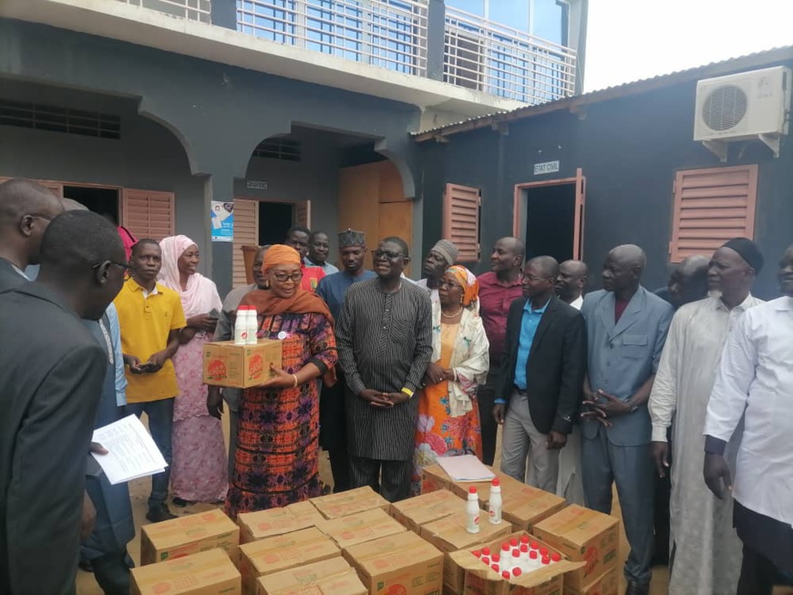 Tchad : le ministère de l'Eau et de l'Energie distribue du chlore pour le traitement des eaux des forages Tchad : le ministère de l'Eau et de l'Energie distribue du chlore pour le traitement des eaux des forages