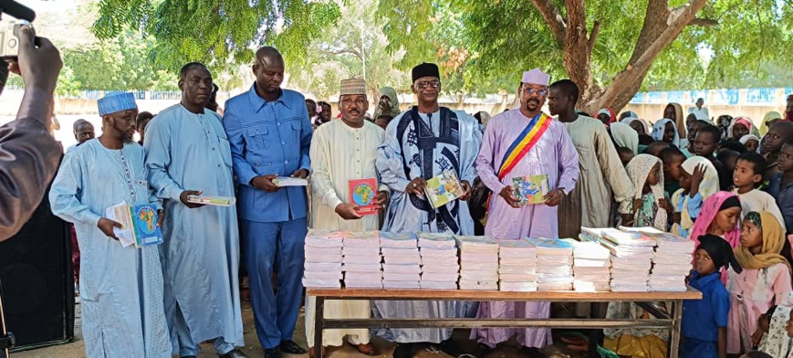 Tchad : au Batha, remise des kits scolaires et des frais d'inscription à 400 élèves du primaire Tchad : au Batha, remise des kits scolaires et des frais d'inscription à 400 élèves du primaire