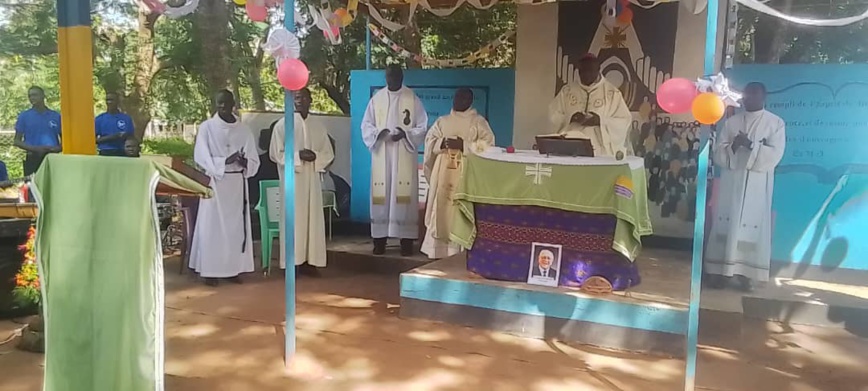 Tchad : messe solennelle et hommage au frère Romuald Picard au lycée Padre Pio de Bébédjia Tchad : messe solennelle et hommage au frère Romuald Picard au lycée Padre Pio de Bébédjia