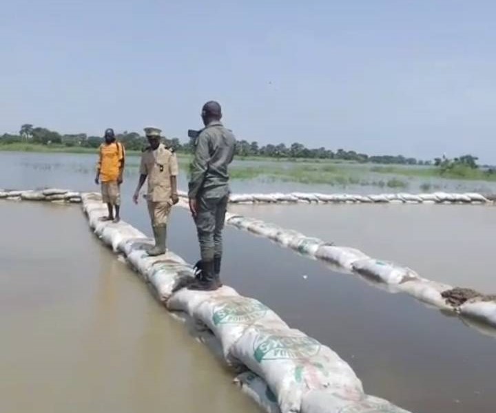 Cameroun - Extrême-Nord : La route Kousseri-Logone Birni coupée par les inondations, le préfet sur le terrain
