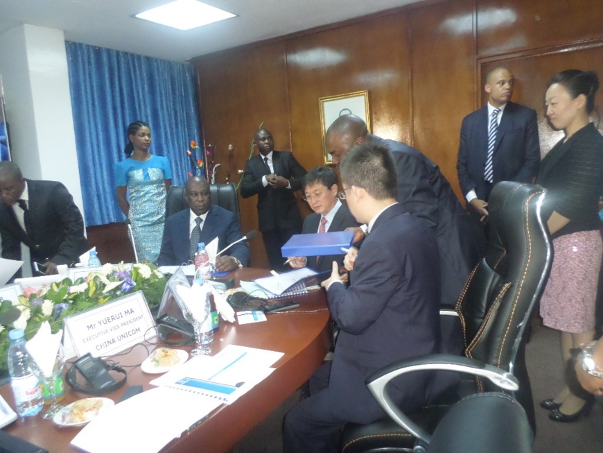 signature de l'accord de parténariat entre le dg de camtel David Nkoto Emane et Yimin Lu,vice-chairman de China unicom