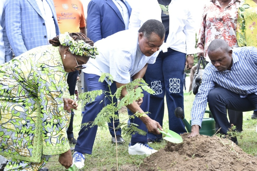 Sassou N'Guesso, au cours de la cérémonie de planting du 6 novembre. Sassou N'Guesso, au cours de la cérémonie de planting du 6 novembre.
