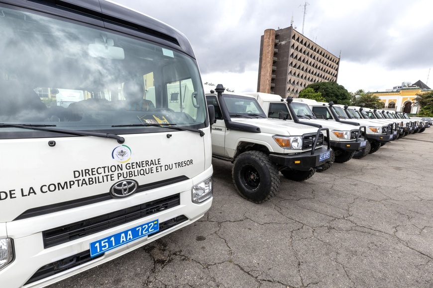 Gabon : le président de la République dote la Comptabilité publique et le Trésor en matériel roulant Gabon : le président de la République dote la Comptabilité publique et le Trésor en matériel roulant