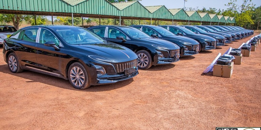 Burkina : réduction du train de vie de l’Etat, des véhicules électriques pour les ministres Burkina : réduction du train de vie de l’Etat, des véhicules électriques pour les ministres