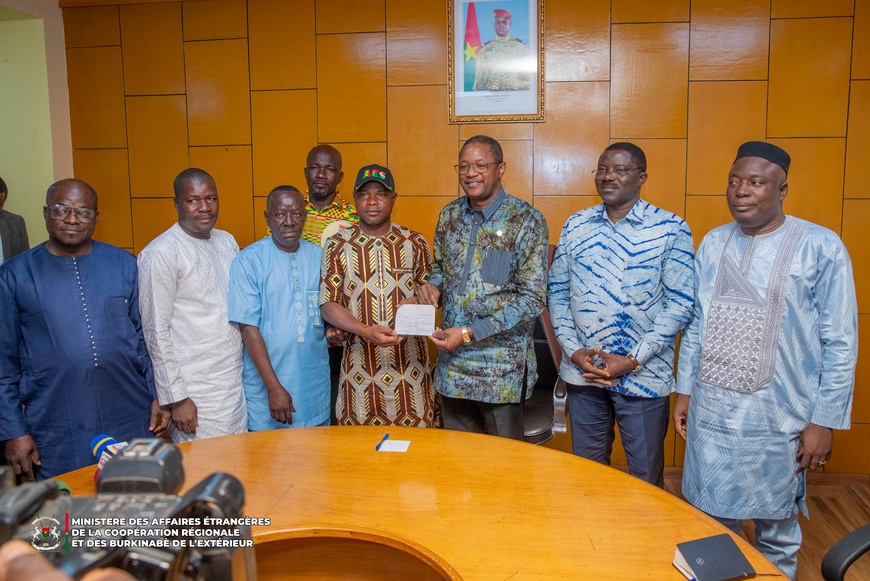Burkina : une contribution de 5 millions de FCFA de la diaspora burkinabè du Bénin Burkina : une contribution de 5 millions de FCFA de la diaspora burkinabè du Bénin