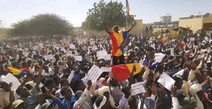 Manifestation pacifique à Abéché pour approuver la fin de l’accord de défense franco-tchadien Manifestation pacifique à Abéché pour approuver la fin de l’accord de défense franco-tchadien