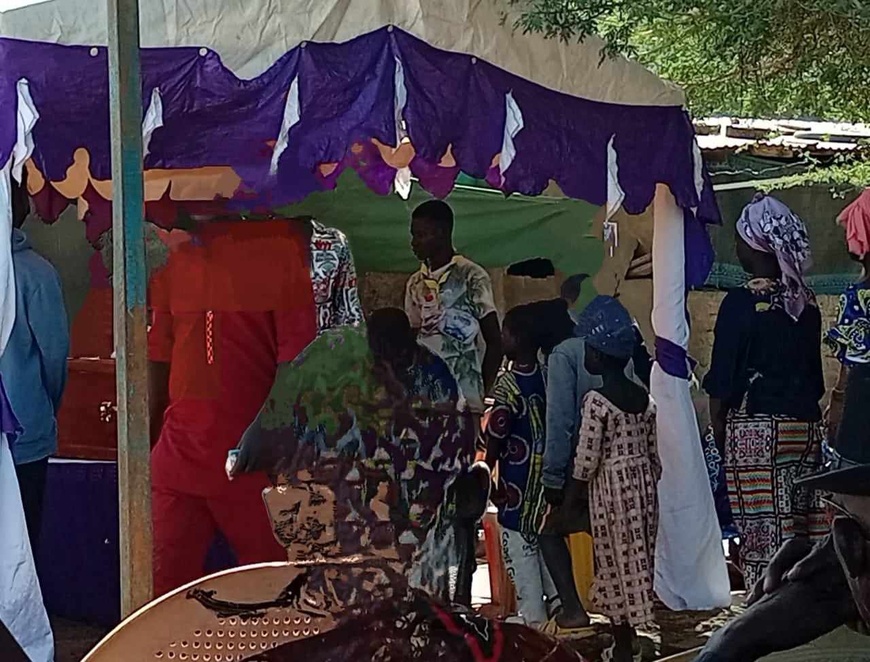 Tchad : cérémonie de funérailles, laisser l'enfant voir la dépouille, bonne ou mauvaise idée ? Tchad : cérémonie de funérailles, laisser l'enfant voir la dépouille, bonne ou mauvaise idée ?