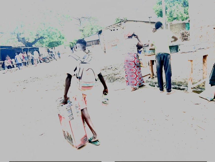 نيور: بائع صغير يقطع المسافات لتحقيق أحلامه ودعم أسرته © Sawda Charfadine Madjir/Alwihda نيور: بائع صغير يقطع المسافات لتحقيق أحلامه ودعم أسرته © Sawda Charfadine Madjir/Alwihda