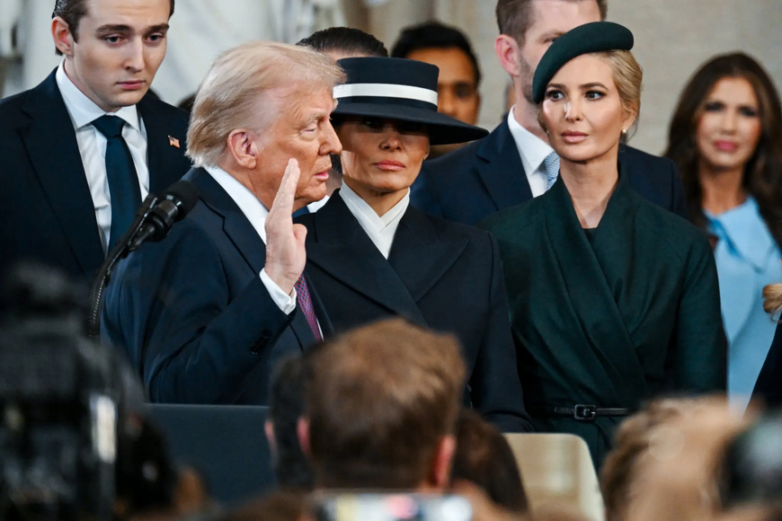 Melania Trump, portant un chapeau Eric Javits et un manteau Adam Lippes, debout à côté d'Ivanka Trump, en Dior, alors que le président Trump prête serment. Photo : Kenny Holston/New York Times Melania Trump, portant un chapeau Eric Javits et un manteau Adam Lippes, debout à côté d'Ivanka Trump, en Dior, alors que le président Trump prête serment. Photo : Kenny Holston/New York Times