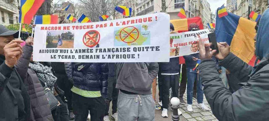 Manifestation à Paris par la diaspora tchadienne en soutien au Maréchal Mahamat Déby : 37 manifestants arrêtés Manifestation à Paris par la diaspora tchadienne en soutien au Maréchal Mahamat Déby : 37 manifestants arrêtés