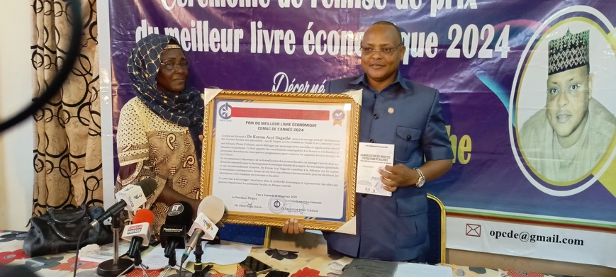 Dr Korom Acyl Dagache reçoit le Prix du Meilleur Livre Économique CEMAC 2024 Dr Korom Acyl Dagache reçoit le Prix du Meilleur Livre Économique CEMAC 2024