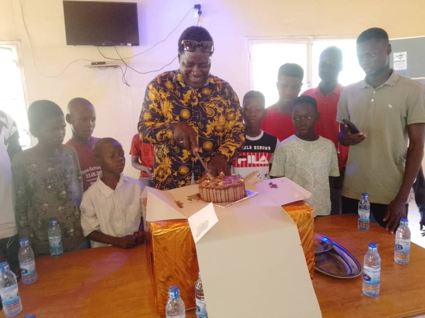 Tchad : Cravate St-Valson partage son gâteau d'anniversaire avec les enfants en situation difficile Tchad : Cravate St-Valson partage son gâteau d'anniversaire avec les enfants en situation difficile