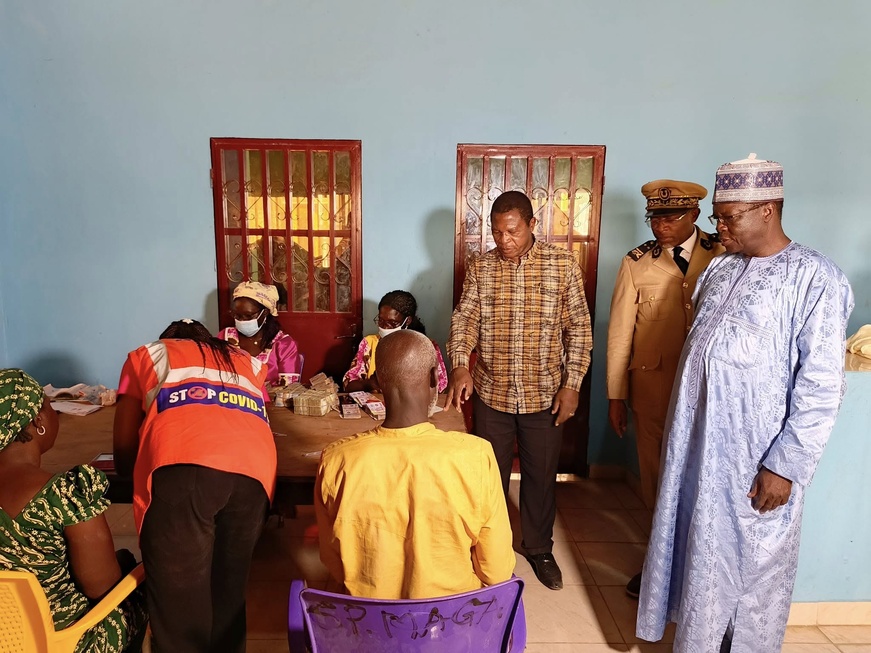 Cameroun : dans le Mayo-Danay, plus de 4351 riziculteurs reçoivent un important appui financier du chef de l'État Cameroun : dans le Mayo-Danay, plus de 4351 riziculteurs reçoivent un important appui financier du chef de l'État