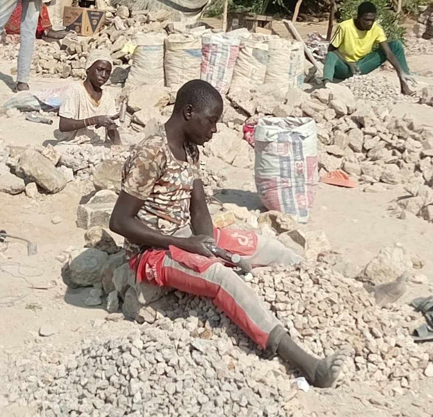 Tchad : des enfants concasseurs forgent leur subsistance sur des pierres Tchad : des enfants concasseurs forgent leur subsistance sur des pierres