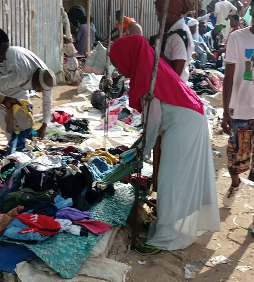 Tchad : les jeunes filles raffolent les vêtements issus de la friperie Tchad : les jeunes filles raffolent les vêtements issus de la friperie