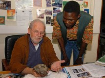 Michel Brunet et Ahounta Djimdoumalbaye, deux des découvreurs de Toumaï au Laboratoire de géobiologie, biochronologie et paléontologie humaine de Poitiers