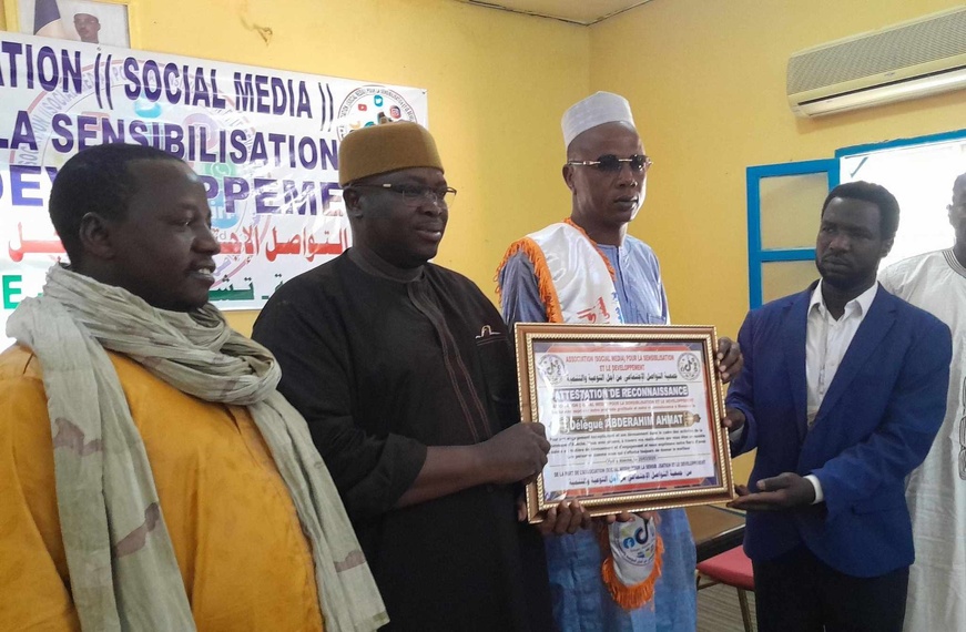 Tchad : à Abéché, Social Média remet une distinction honorifique à un agent de la mairie Tchad : à Abéché, Social Média remet une distinction honorifique à un agent de la mairie