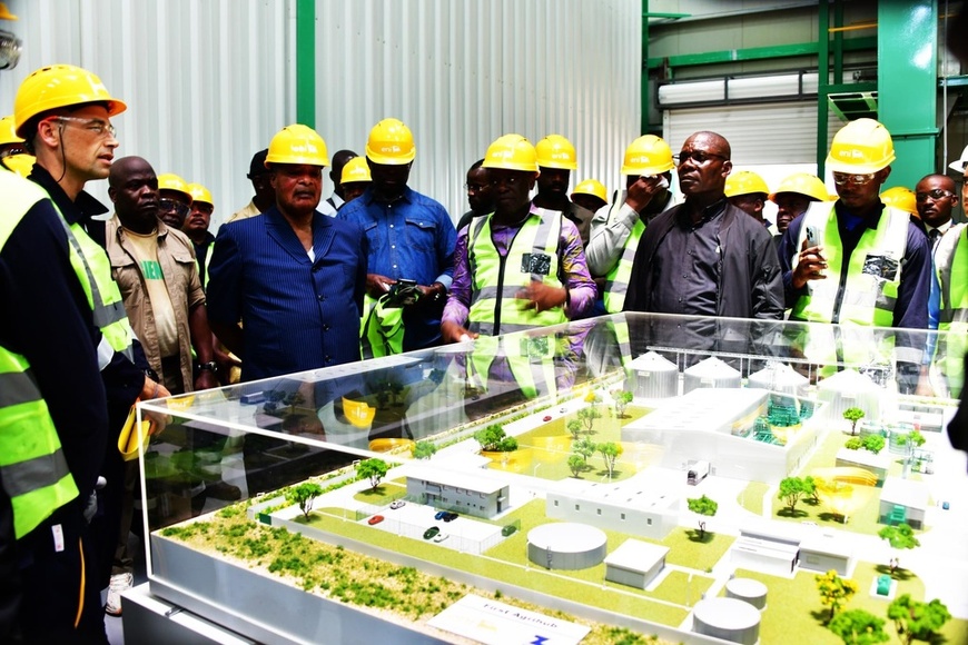 Denis Sassou N'Guesso devant la maquette d'Agri-hub d'ENI Denis Sassou N'Guesso devant la maquette d'Agri-hub d'ENI