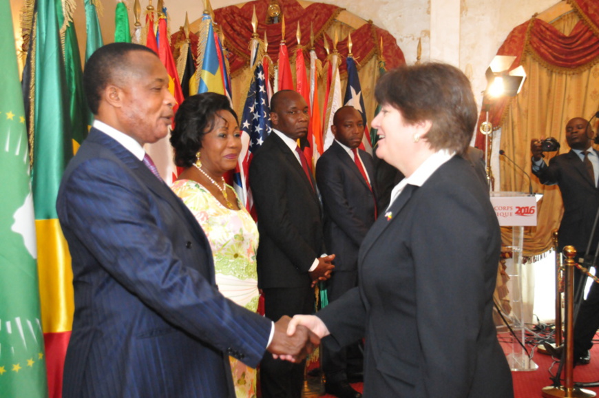 Poignée de main entre Denis Sassou N'Guesso et l'ambassadeur des USA Poignée de main entre Denis Sassou N'Guesso et l'ambassadeur des USA