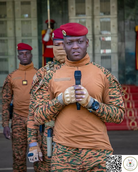 Burkina : montée des couleurs à Koulouba, sérénité et vigilance face aux velléités de déstabilisation