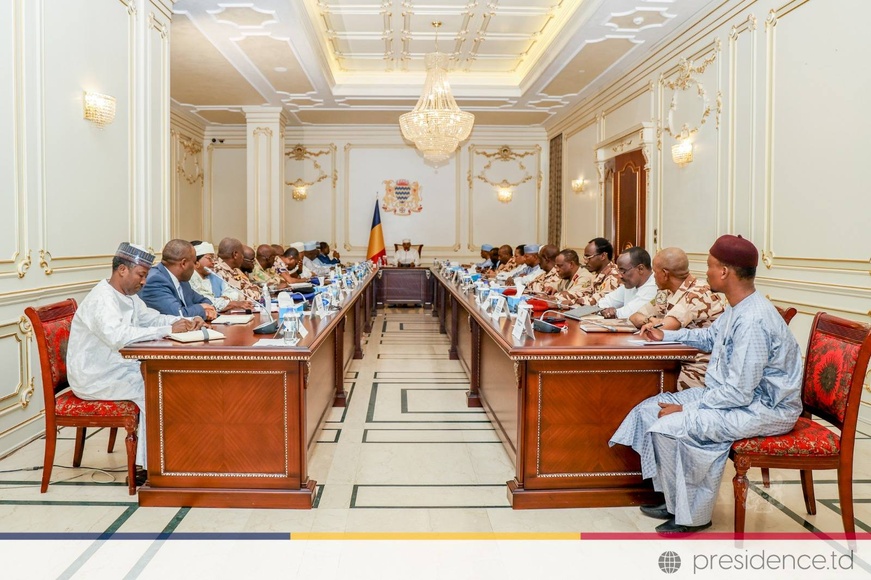 Tchad : tous les chefs des formations militaires et des corps sécuritaires réunis autour du chef de l'État Tchad : tous les chefs des formations militaires et des corps sécuritaires réunis autour du chef de l'État