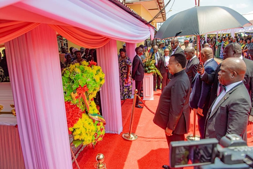 Recueillement et dépôt de gerbe de fleurs par président Denis SASSOU-N'GUESSO devant la dépouille de Pascaline OYOUA