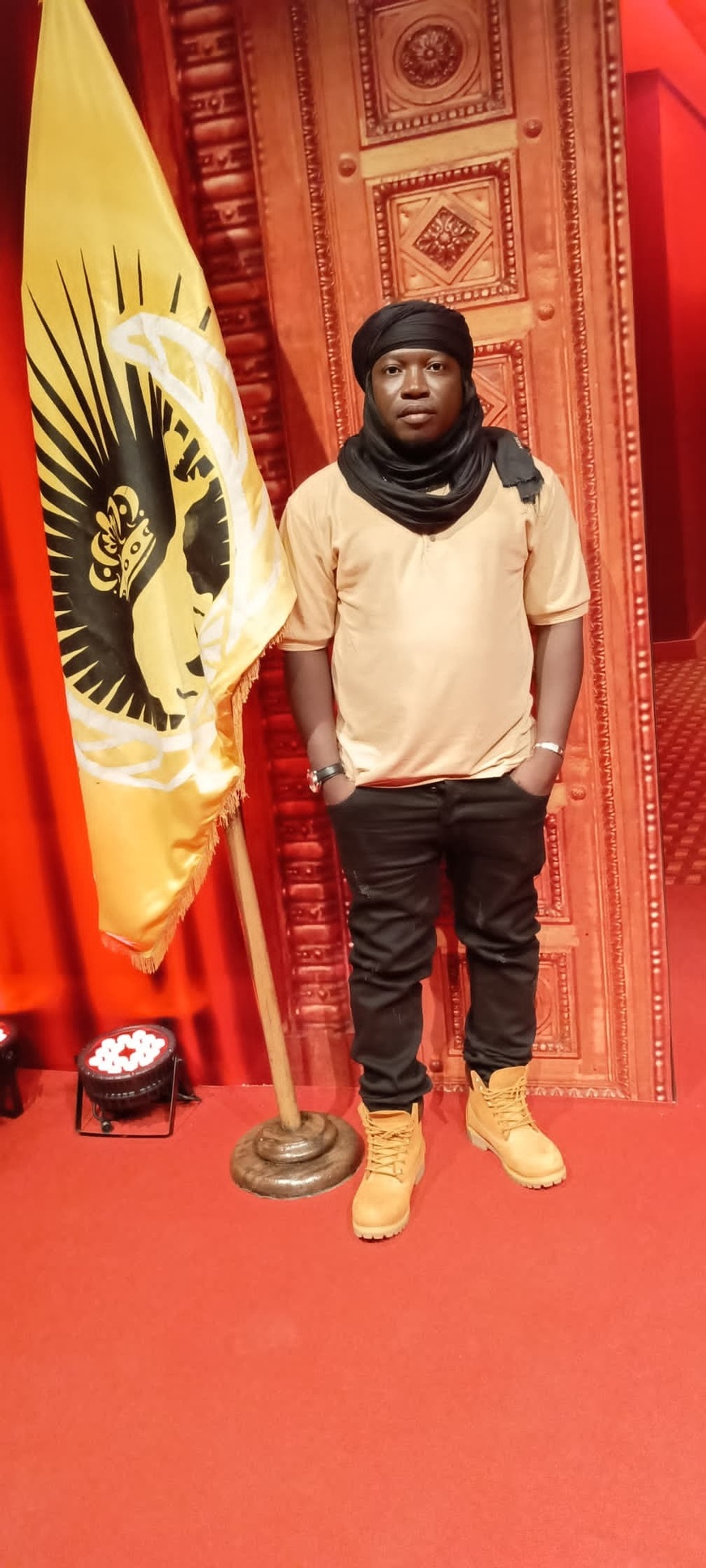 Parlement du Rire : L’Humoriste Tchadien Eraste Fazmen brille sur la scène panafricaine