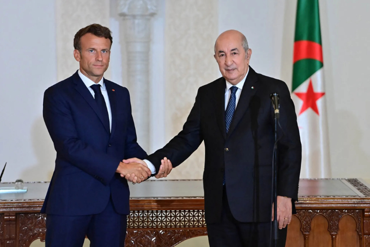 Le président français Emmanuel Macron et son homologue algérien Abdelmadjid Tebboune à Alger, le 27 août 2022 ©APP NurPhoto via AFP