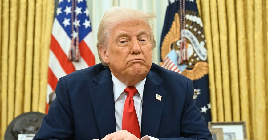 Le président américain Donald Trump s'exprime alors qu'il signe un décret dans le bureau Ovale de la Maison-Blanche à Washington, DC, le 31 mars 2025.  AFP