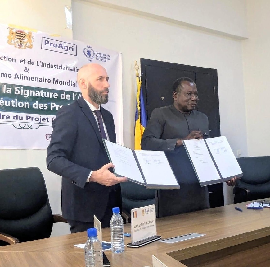 Monsieur Keda Ballah, Ministre de la Production et de l’Industrialisation Agricole et Alexandre Le Cuziat, directeur adjoint du PAM Tchad  - Image : Asma Achahboun WFP Chad