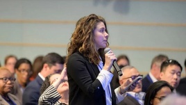 Un participant pose une question lors d'une séance. Photo : worldbank.org Un participant pose une question lors d'une séance. Photo : worldbank.org