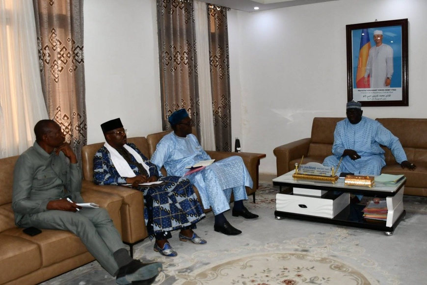 Tchad : Le Ministre d'État s'entretient avec les chefs traditionnels sur la mise en place du Haut Conseil des Chefferies Traditionnelles Tchad : Le Ministre d'État s'entretient avec les chefs traditionnels sur la mise en place du Haut Conseil des Chefferies Traditionnelles