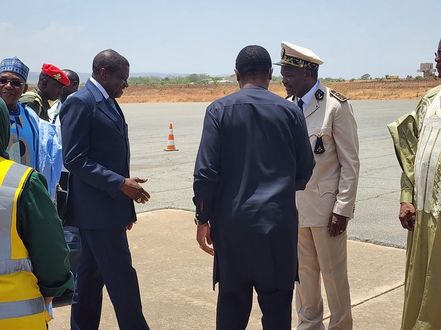 Cameroun : Des membres du gouvernement évaluent la réhabilitation de la piste de l'aéroport de Garoua en vue du Hajj Cameroun : Des membres du gouvernement évaluent la réhabilitation de la piste de l'aéroport de Garoua en vue du Hajj
