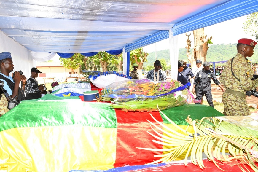 RCA : Le Président Touadéra rend un hommage solennel aux soldats tombés à Zémio RCA : Le Président Touadéra rend un hommage solennel aux soldats tombés à Zémio