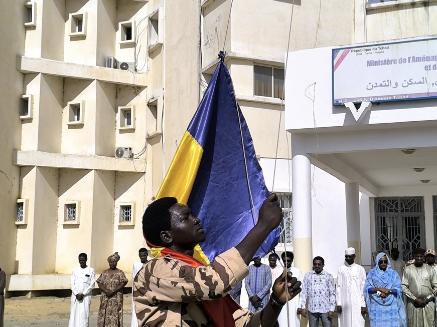Tchad : Le Secrétaire Général du Ministère de l'Aménagement du Territoire préside la levée des ecouleurs