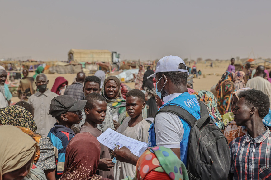 © UNHCR/Caitlin Kelly Un employé de l'ONU au Tchad s'entretient avec des réfugiés nouvellement arrivés du Soudan. Des milliers d'entre eux sont dans une situation désespérée.