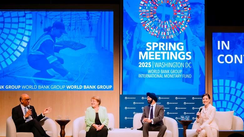 Ajay Banga, président de la Banque mondiale, Kristalina Georgieva, directrice générale du Fonds monétaire international (FMI), et d'autres délégués aux réunions de printemps 2025 qui viennent de s'achever. Photo : worldbank.org