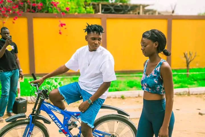 Tchad : iZi7 lance "Toxico", un clip ambitieux aux ambitions internationales