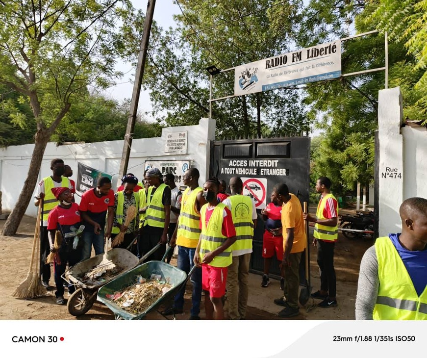 Green Team Tchad et l'Association des Jeunes Tchadiens Ressortissants de Yaoundé passent un coup de balai dans les locaux de la Radio FM Liberté Green Team Tchad et l'Association des Jeunes Tchadiens Ressortissants de Yaoundé passent un coup de balai dans les locaux de la Radio FM Liberté