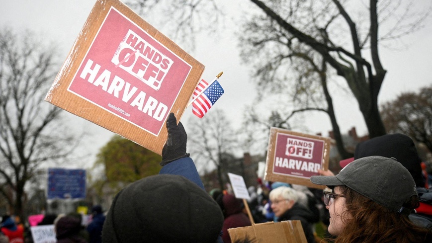 Les manifestants ont appelé Harvard à résister à l'ingérence du gouvernement fédéral. Photos : Reuters Les manifestants ont appelé Harvard à résister à l'ingérence du gouvernement fédéral. Photos : Reuters