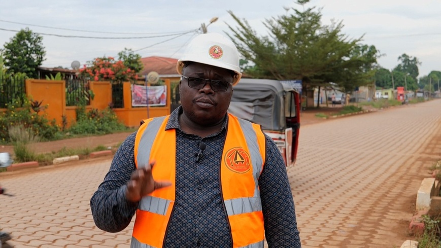 Le chef d'antenne sur la RN5 où l’assise de la chaussée a été contrôlée.