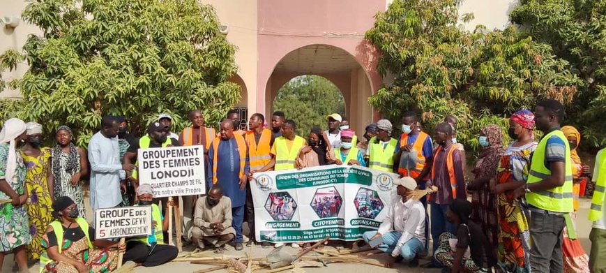 Tchad : L'UNOSOC-CT mène une opération de salubrité au gouvernorat de N'Djamena Tchad : L'UNOSOC-CT mène une opération de salubrité au gouvernorat de N'Djamena