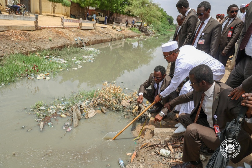 Tchad :  à N’Djamena, le chef de l’Etat constate l’ampleur des dégâts des fortes pluies