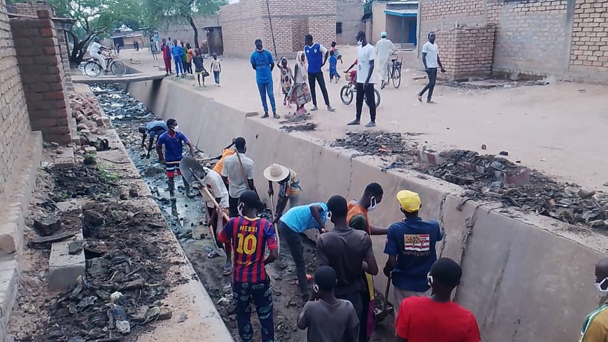 Tchad - Sarh : Des jeunes se mobilisent contre les inondations en creusant un caniveau géant