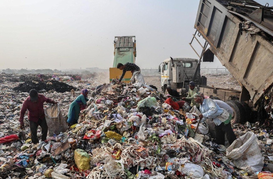 Des ramasseurs de déchets recherchent des objets réutilisables dans les déchets jetés dans une décharge de New Delhi, en Inde. Photo : ANSA